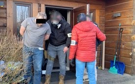 Na miejscu funkcjonariusze zastali dwóch obywateli Ukrainy w wieku 36 i 56 lat, którzy zajmowali się