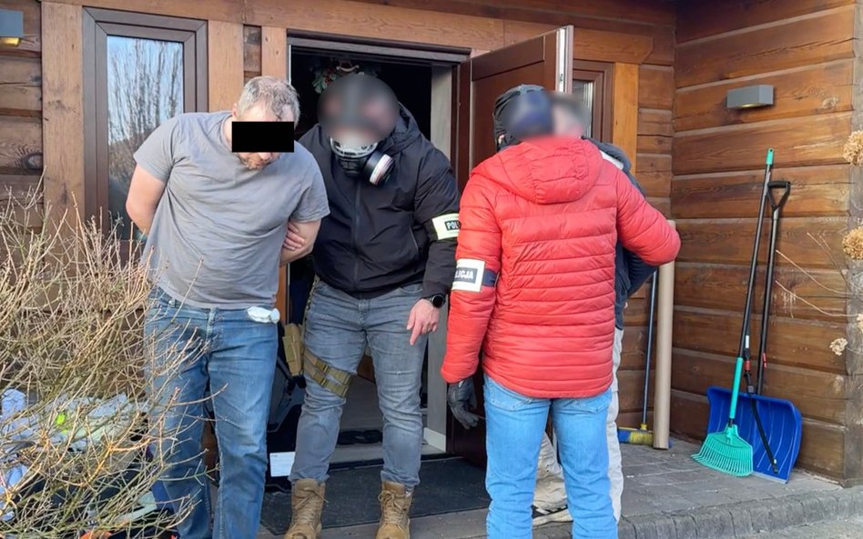 Na miejscu funkcjonariusze zastali dwóch obywateli Ukrainy w wieku 36 i 56 lat, którzy zajmowali się