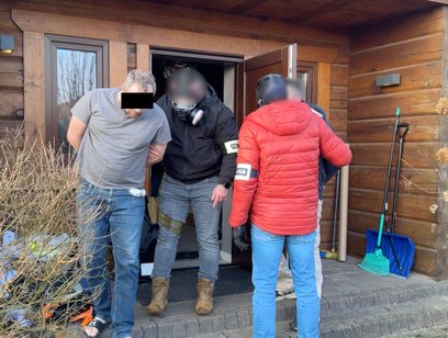 Na miejscu funkcjonariusze zastali dwóch obywateli Ukrainy w wieku 36 i 56 lat, którzy zajmowali się