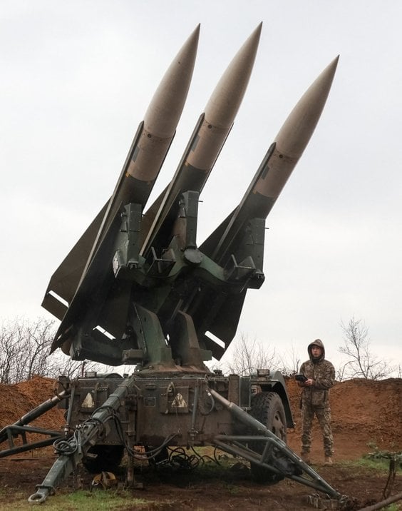 Żołnierz ukraińskiej 208. Brygady Rakiet Przeciwlotniczych z MIM-23 HAWK, przeciwlotniczym systemem 