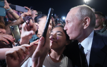 Prezydent Rosji Władimir Putin spotkał się z ludźmi na ulicy podczas podróży do Dagestanu