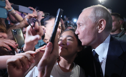 Prezydent Rosji Władimir Putin spotkał się z ludźmi na ulicy podczas podróży do Dagestanu