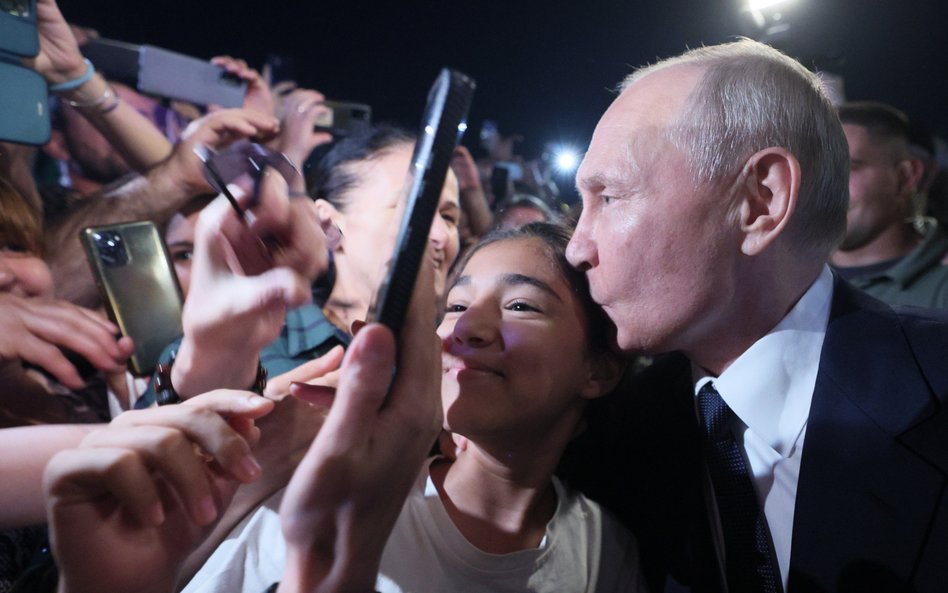 Prezydent Rosji Władimir Putin spotkał się z ludźmi na ulicy podczas podróży do Dagestanu