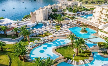 Czterogwiazdkowy Hotel Lindos Royal lezy nad samym morzem