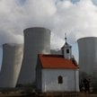 Kaplica stojąca przed chłodniami kominowymi czeskiej elektrowni jądrowej w Dukovany, 200 kilometrów 