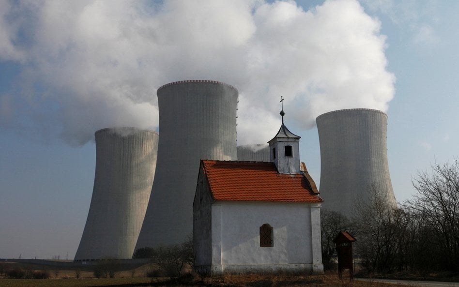 Kaplica stojąca przed chłodniami kominowymi czeskiej elektrowni jądrowej w Dukovany, 200 kilometrów 