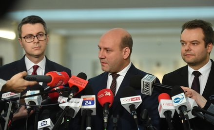 Rzecznik rządu Piotr Mueller (L), minister ds. europejskich Szymon Szynkowski vel Sęk (C) oraz rzecz