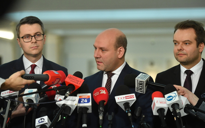 Rzecznik rządu Piotr Mueller (L), minister ds. europejskich Szymon Szynkowski vel Sęk (C) oraz rzecz