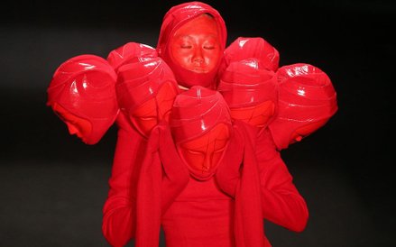 31 marca, Chiny. Modelka prezentująca ubranie z kolekcji Sheguang Hu podczas Mercedes-Benz China Fas