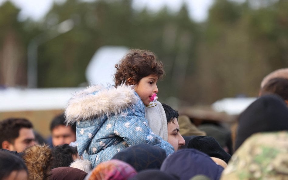 Imigranci w rejonie przejścia granicznego w Bruzgach