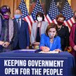 Przewodnicząca Izby Reprezentantów USA Nancy Pelosi podpisuje ustawę o finansowaniu rządu USA, unika