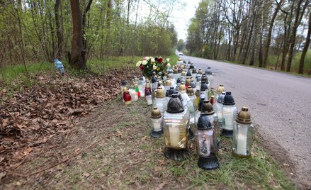 Kwiaty i znicze pozostawione w miejscu tragicznego wypadku posła Lewicy Łukasza Litewki przy ul. Kaz