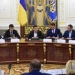 Wołodymyr Zełenski (w środku) na pierwszym spotkaniu z rządem zapowiedział czystki w wymiarze sprawi