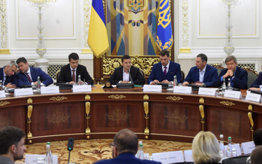 Wołodymyr Zełenski (w środku) na pierwszym spotkaniu z rządem zapowiedział czystki w wymiarze sprawi