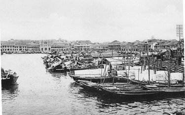 Łodzie na nabrzeżu rzeki w Singapurze. Konrad nie znał nazw wszystkich łodzi i nie wiedział, skąd po