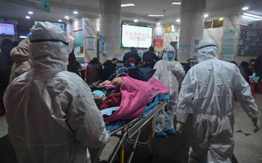 132 ofiary śmiertelne wirusa z Wuhan. USA zakażą lotów do Chin?