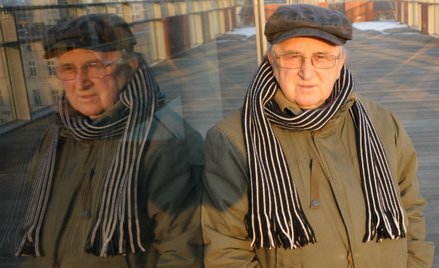 Raper Kazimierz Kutz w teledysku "Jadym na bogato"