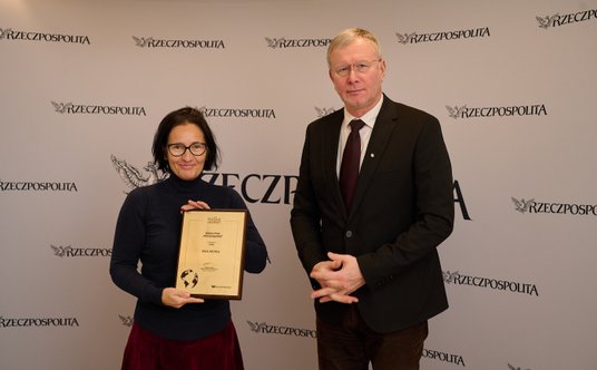 Aneta Gil, liderka ds. komunikacji zewnętrznej IKEA Retail odbiera nagrodę w kategorii Firma.