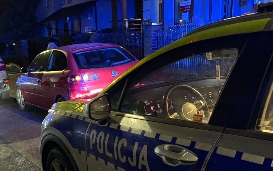 Policjanci namierzyli seata i próbowali zatrzymać go do kontroli, używając sygnałów świetlnych oraz 