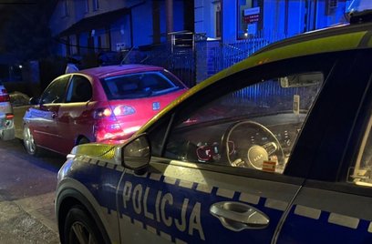 Policjanci namierzyli seata i próbowali zatrzymać go do kontroli, używając sygnałów świetlnych oraz 