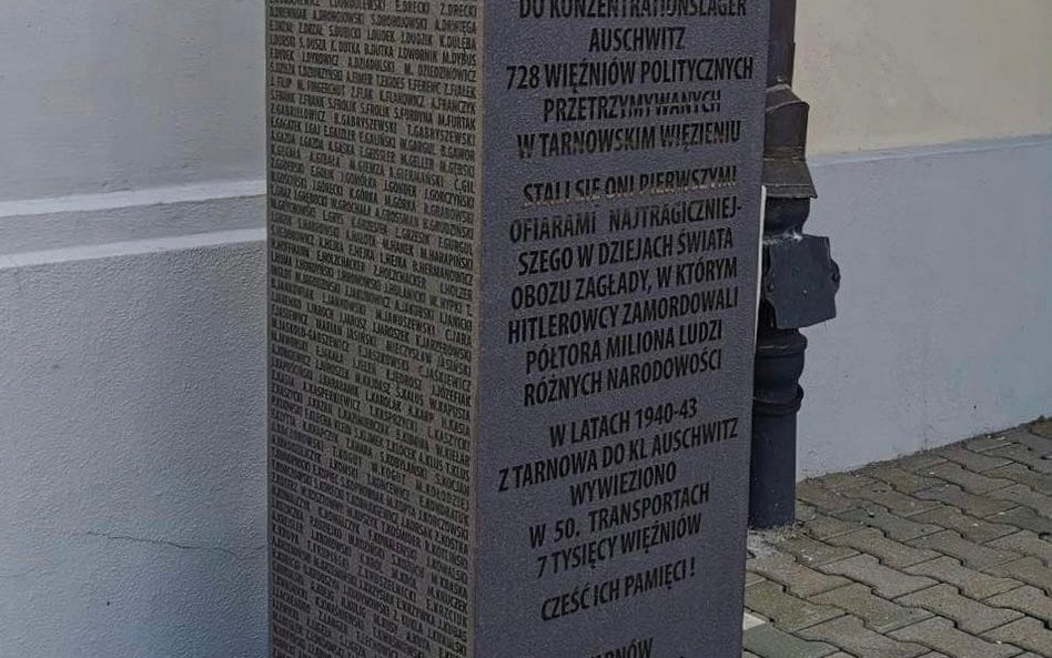 Pamiątkowy obelisk na tarnowskim dworcu PKP