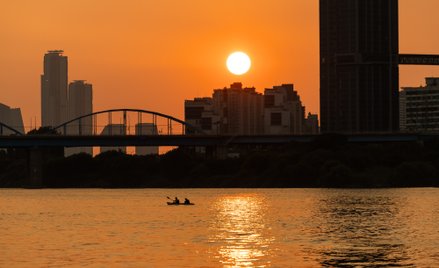 W sierpniu 2024 przez Koreę Południową przeszła fala rekordowych upałów. Nie ominęła także stolicy k