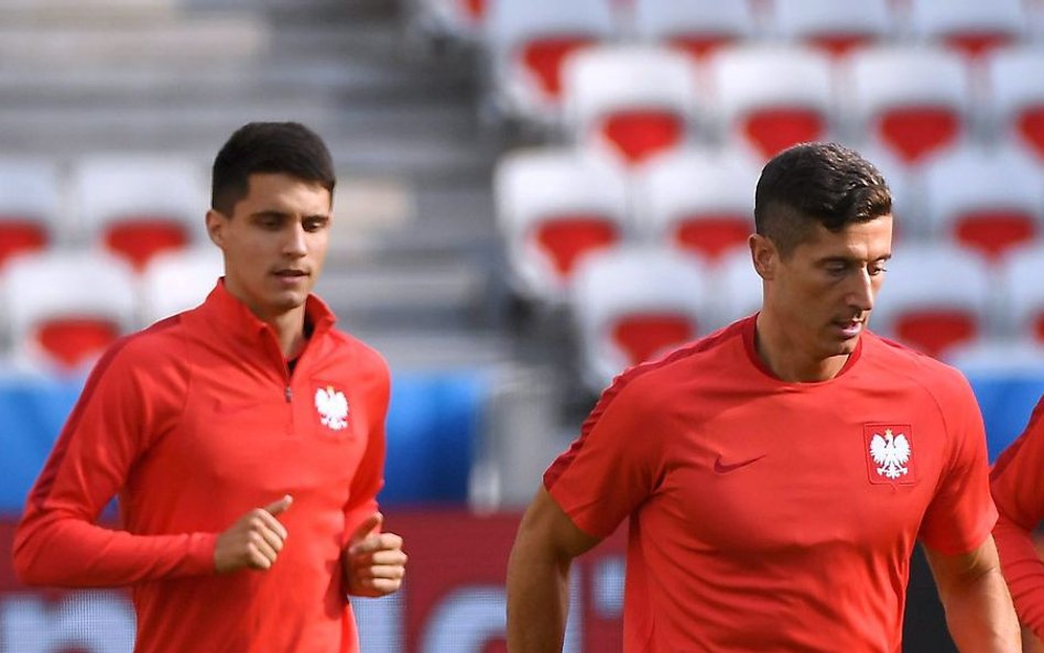 Bartosz Kapustka i Robert Lewandowski