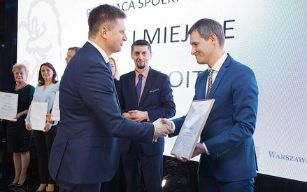 Piotr Sokołowski z Deloitte odbiera nagrodę w kategorii najlepszy audytor spółek giełdowych