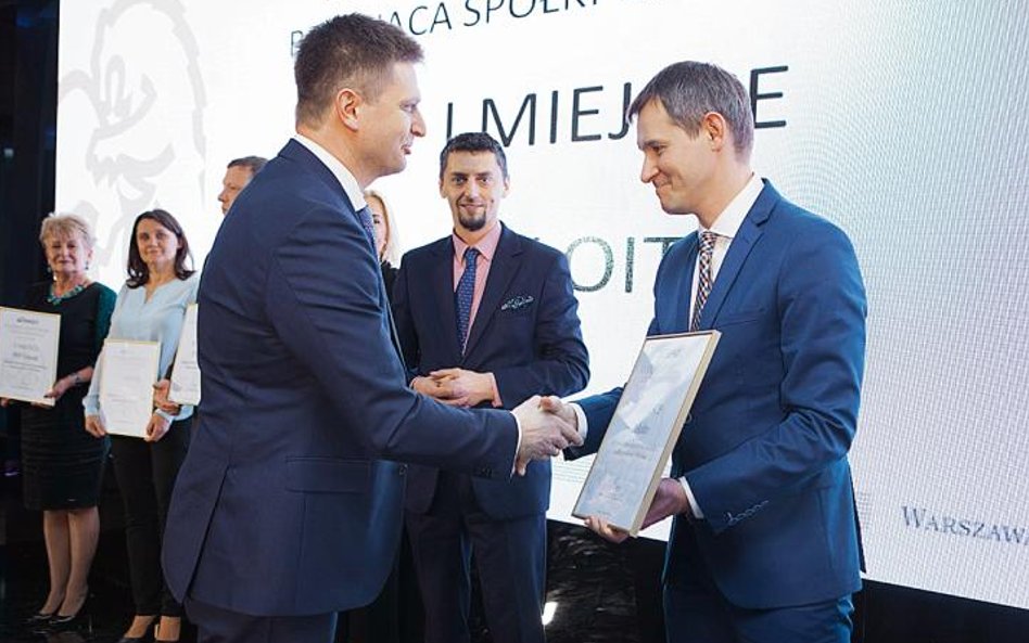 Piotr Sokołowski z Deloitte odbiera nagrodę w kategorii najlepszy audytor spółek giełdowych