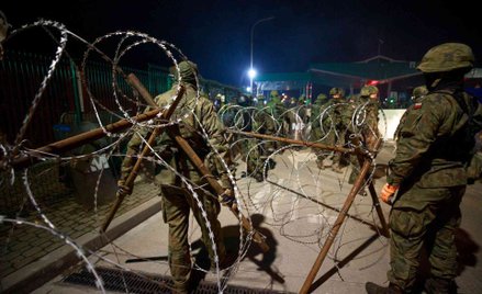 Umacnianie posterunków na przejściu granicznym w Kuźnicy