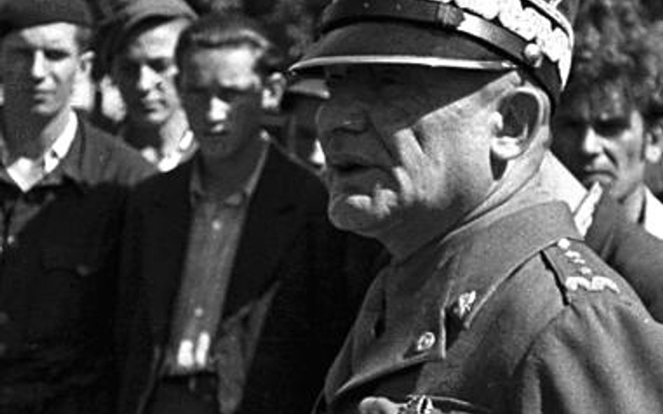 Generał Karol Świerczewski podczas poboru do Wojska Polskiego w 1946 r. (fot: Jerzy Baranowski)