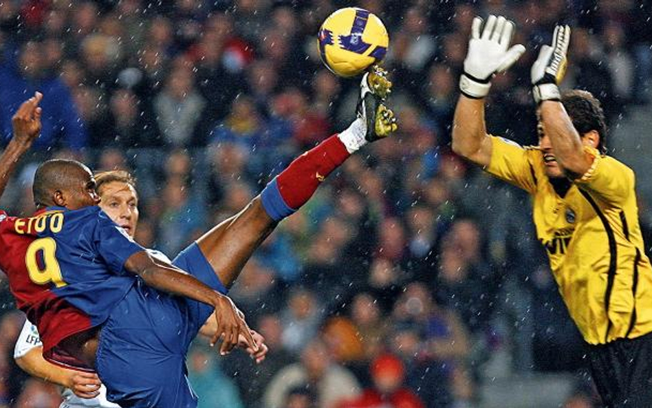 Samuel Eto’o pod bramką Realu. Z prawej Iker Casillas
