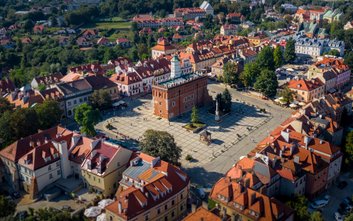 Sandomierz dzielą od Warszawy trzy godziny drogi. Nazywany jest "małym Rzymem"