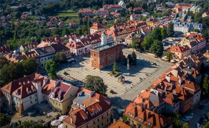 Sandomierz dzielą od Warszawy trzy godziny drogi. Nazywany jest "małym Rzymem"