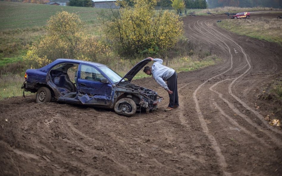 Szarlota, niewielka miejscowość na Pomorzu. Właśnie tu kilka razy w roku odbywa się Wrak Race „Ostat