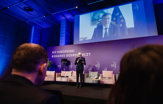 Debatę poprzedziła rozmowa prof. Jerzego Buzka z Valdisem Dombrovskisem, wiceprzewodniczącym Komisji