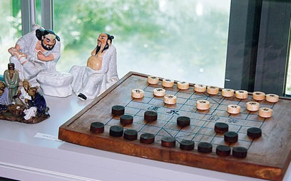 Początki chińskiej gry go sięgają 2000 roku p.n.e. W ostatnich latach zdobywa ona popularność na cał