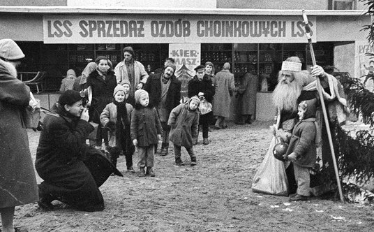 W PRL-u zdjęcie z Mikołajem było jedną z nielicznych świątecznych atrakcji dla dzieci; w tle – kierm