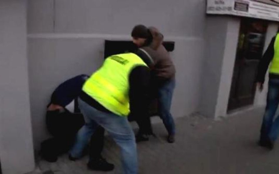 Policjant, który kopał 11 listopada, usłyszał zarzuty