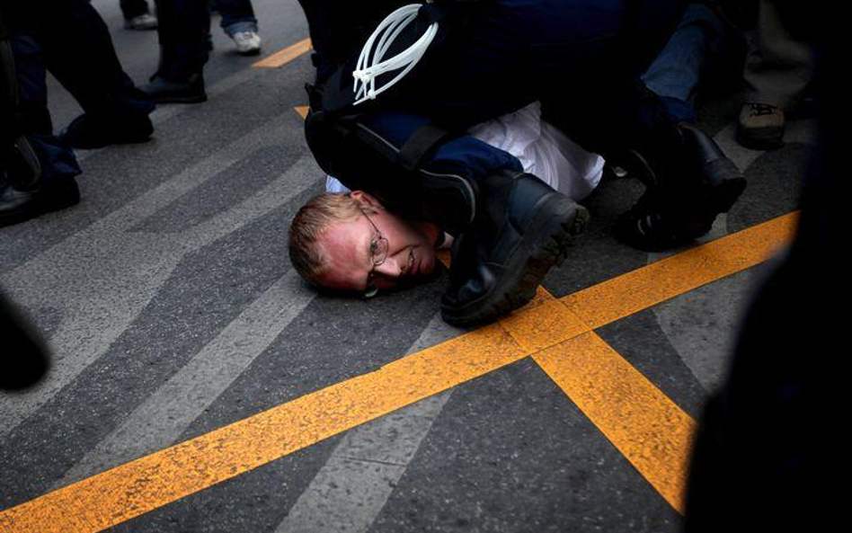 Węgry, Budapeszt. Prawicowy demonstrant zatrzymany przez policję podczas parady gejowskiej