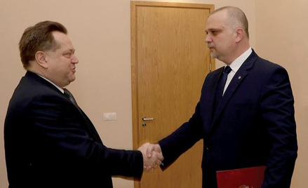 Andrzej Szprycha (z prawej) odbiera akt powołania na szefa BNW od Jarosława Zielińskiego, byłego już