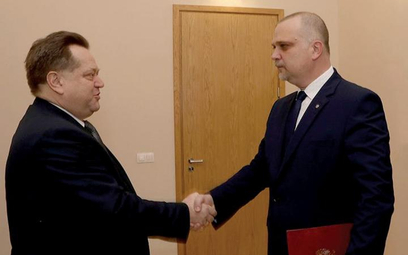 Andrzej Szprycha (z prawej) odbiera akt powołania na szefa BNW od Jarosława Zielińskiego, byłego już
