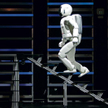 Honda Asimo to jeden z pierwszych dwunożnych robotów. Zaprezentowany został w 2000 roku