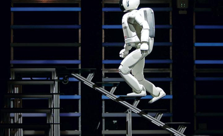 Honda Asimo to jeden z pierwszych dwunożnych robotów. Zaprezentowany został w 2000 roku