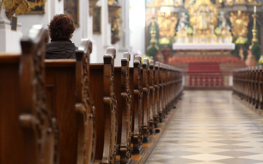 Ilu katolików chodzi do kościoła? Więcej niż przed rokiem