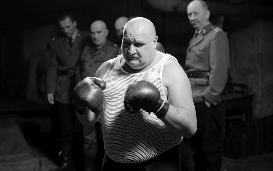 Grzegorz Skrzecz na planie zdjęciowym podczas realizacji komedii sensacyjnej pt. Sztos 2
