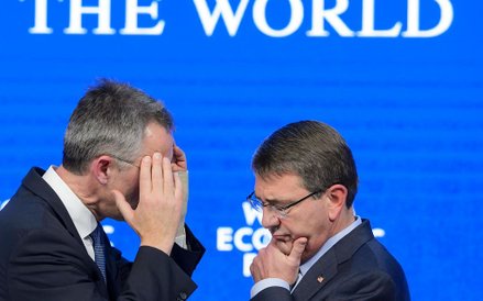 22 stycznia, Szwajcaria. Sekretarz Generalny NATO Jens Stoltenberg rozmawia z sekretarzem obrony Sta