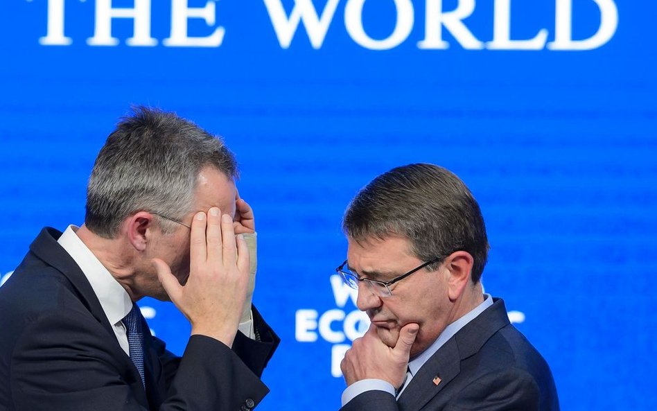 22 stycznia, Szwajcaria. Sekretarz Generalny NATO Jens Stoltenberg rozmawia z sekretarzem obrony Sta