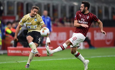 Obrońca SPAL Thiago Cionek w walce o piłkę z Hakanem Calhanoglu, napastnikiem AC Milan