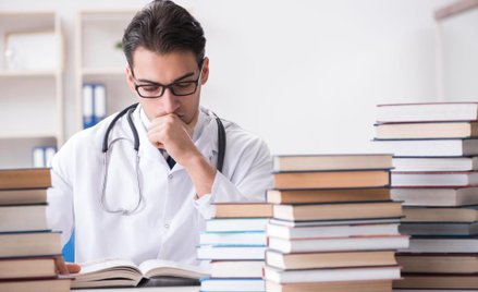 Resort trzyma lekarzy nad książkami - ministerstwo zdrowia nie chce odwołać ustnej części PES